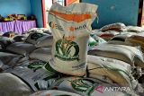 Bulog Natuna distribusikan bantuan pangan hingga pulau peyangga