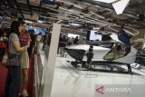 Pengunjung melihat mobil terbang Xpeng AeroHT Voyager X2 saat pameran otomotif Gaikindo Indonesia International Auto Show (GIIAS) 2025 di Indonesia Convention Exhibition (ICE) BSD, Kabupaten Tangerang, Banten, Jumat (25/7/2025). Mobil terbang asal Cina yang dirancang untuk perjalanan perkotaan jarak pendek tersebut mampu menempuh jarak hingga 40 kilometer dengan waktu terbang hingga 35 menit serta kecepatan maksimal mencapai 130 kilometer per jam. ANTARA FOTO/Putra M. Akbar/gp
