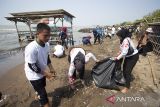 Siswa sekolah membersihkan sampah di pantai Karangsong Indramayu, Jawa Barat, Sabtu (26/7/2025). Kegiatan yang digelar Kumpulan Lembaga Peduli Lingkungan (KLPL) itu digelar dalam rangka memperingati Hari Mangrove Sedunia dengan menanam 5.000 bibit mangrove, aksi bersih pantai dan pelepasan benih rajungan. ANTARA FOTO/Dedhez Anggara/agr
