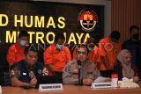Kasubbid Penmas Polda Metro Jaya (PMJ) AKBP Reonald Simanjuntak (tengah) didampingi Wadirressiber Polda Metro Jaya AKBP Fian Yunus (kiri) menyampaikan keterangan kepada wartawan terkait pengungkapan kasus manipulasi data pribadi melalui penjualan kartu SIM perdana telepon seluler di Mapolda Metro Jaya, Jakarta, Jumat (25/7/2025). Polda Metro Jaya menetapkan empat tersangka, antara lain IER, KK, F, dan FRR atas kasus kejahatan manipulasi data pribadi dan penyalahgunaan kartu SIM yang telah teregistrasi secara ilegal. ANTARA FOTO/Reno Esnir/app/tom. 