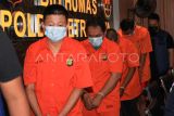 Empat tersangka kasus manipulasi data pribadi melalui penjualan kartu SIM perdana telepon seluler berjalan saat konferensi pers di Mapolda Metro Jaya, Jakarta, Jumat (25/7/2025). Polda Metro Jaya menetapkan empat tersangka, antara lain IER, KK, F, dan FRR atas kasus kejahatan manipulasi data pribadi dan penyalahgunaan kartu SIM yang telah teregistrasi secara ilegal. ANTARA FOTO/Reno Esnir/app/tom. 