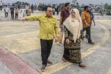 Ketua Komisi VII DPR RI Saleh Partaonan Daulay (kiri) berbincang dengan Bupati Siak Afni Zulkifli (kanan) saat berkunjung ke kawasan Water Front City Siak dalam rangka kunjungan kerja di Kabupaten Siak, Riau, Jumat (25/7/2025). Dalam kunjungan kerja tersebut Komisi VII DPR RI bersama Pemerintah Kabupaten Siak fokus kepada pengembangan sektor pariwisata. ANTARA FOTO/Rony Muharrman/tom. 