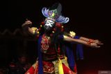 Seniman membawakan salah satu adegan dalam pagelaran Sendratari Topeng Malangan berjudul Panji In Love di Taman Krida Budaya, Malang, Jawa Timur, Minggu (27/7/2025). Pagelaran yang diangkat dari cerita babad Panji abad ke-14 ini mengisahkan kisah cinta Panji Asmorobangun dan Dewi Sekartaji, serta digelar Pemerintah Provinsi Jawa Timur sebagai upaya pelestarian seni tradisi sekaligus mengenalkan kembali warisan budaya Panji kepada generasi muda. Antara Jatim/Ari Bowo Sucipto/um