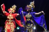 Seniman membawakan salah satu adegan dalam pagelaran Sendratari Topeng Malangan berjudul Panji In Love di Taman Krida Budaya, Malang, Jawa Timur, Minggu (27/7/2025). Pagelaran yang diangkat dari cerita babad Panji abad ke-14 ini mengisahkan kisah cinta Panji Asmorobangun dan Dewi Sekartaji, serta digelar Pemerintah Provinsi Jawa Timur sebagai upaya pelestarian seni tradisi sekaligus mengenalkan kembali warisan budaya Panji kepada generasi muda. Antara Jatim/Ari Bowo Sucipto/um