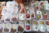 Pedagang memperlihatkan kue moci saat Festival Jajanan Pasar di Kota Kediri, Jawa Timur, Minggu (27/7/2025). Festival Jajanan Pasar yang diselenggrakan pemerintah daerah setempat tersebut diikuti oleh 50 pedagang sebagai upaya menggerakkan ekonomi masyarakat kecil sekaligus melestarikan makanan tradisional sehat tanpa pengawet. ANTARA Jatim/Prasetia Fauzani/mas.