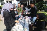 Warga membeli kue cenil saat Festival Jajanan Pasar di Kota Kediri, Jawa Timur, Minggu (27/7/2025). Festival Jajanan Pasar yang diselenggrakan pemerintah daerah setempat tersebut diikuti oleh 50 pedagang sebagai upaya menggerakkan ekonomi masyarakat kecil sekaligus melestarikan makanan tradisional sehat tanpa pengawet. ANTARA Jatim/Prasetia Fauzani/mas.