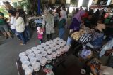 Warga memilih berbagai jenis kue basah dan minuman tradisional saat Festival Jajanan Pasar di Kota Kediri, Jawa Timur, Minggu (27/7/2025). Festival Jajanan Pasar yang diselenggrakan pemerintah daerah setempat tersebut diikuti oleh 50 pedagang sebagai upaya menggerakkan ekonomi masyarakat kecil sekaligus melestarikan makanan tradisional sehat tanpa pengawet. ANTARA Jatim/Prasetia Fauzani/mas.
