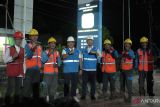 General Manager PT PLN (Persero) Unit Induk Distribusi Kalimantan Selatan dan Kalimantan Tengah Iwan Soelistijono foto bersama dengan tim Pelayanan Teknik ULP Sukamara yang berbatasan langsung dengan Kabupaten Ketapang, Kalimantan Barat sekaligus memberi semangat demi pelayanan terbaik, meski pun berada jauh dari pusat kota pada kunjungan beberapa waktu lalu. Kunjungan itu dilakukan GM PLN sebagai bentuk komitmen jajaran manajemen guna memastikan seluruh lini pelayanan PLN berjalan optimal, termasuk di wilayah terluar. ANTARA/HO-PLN UID Kalselteng