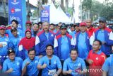 Kepala Perwakilan BI Babel Rommy S. Tamawiwy, dan Asisten II Gubernur Babel Ahmad Yani didampingi para pimpinan instansi vertikal yang ada di Bumi Serumpun Sebalai ini berfoto bersama sebelum membuka Explore Babel QRIS Run 5K di Alun-alun Taman Merdeka, Pangkalpinang, Minggu (27/7/2025) pagi. Acara yang diinisiasi oleh Bank Indonesia Perwakilan Provinsi Kepulauan Bangka Belitung itu diikuti ribuan peserta. (ANTARA/Bima Agustian)