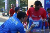 Panitia memberi tanda kepada salah satu pelari peserta Explore Babel QRIS Run 5K yang berhasil finish, Minggu (27/7/2025). Acara yang diinisiasi oleh Bank Indonesia Perwakilan Provinsi Kepulauan Bangka Belitung itu diikuti ribuan peserta. (ANTARA/Bima Agustian)
