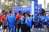Para pelari peserta Explore Babel QRIS Run 5K melewati garis finish, Minggu (27/7/2025). Acara yang diinisiasi oleh Bank Indonesia Perwakilan Provinsi Kepulauan Bangka Belitung itu diikuti ribuan peserta. (ANTARA/Bima Agustian)