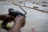 Pehobi mengendalikan remot untuk memacu kecepatan mobil remote control (RC) saat berlatih di Pondok Aren, Kota Tangerang Selatan, Banten, Minggu (27/7/2025). Latihan balap mobil RC yang dilakukan rutin oleh komunitas RC Muter Tangsel (RMT) tersebut untuk mengasah kemampuan dan melatih ketangkasan guna menghadapi kejuaraan tingkat daerah maupun nasional. ANTARA FOTO/Putra M. Akbar/gp