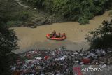 Petugas Badan Penanggulangan Bencana Daerah (BPBD) bersama pelajar menyusuri aliran Sungai Cibanten menggunakan perahu karet saat aksi bersih-bersih sungai di Kota Serang, Banten, Senin (28/7/2025). Aksi pembersihan Sungai Cibanten yang difokuskan di wilayah Kecamatan Serang sepanjang sekitar enam kilometer tersebut melibatkan Pemerintah Provinsi Banten, Pemerintah Kota Serang, relawan, pelajar, serta warga sebagai upaya meningkatkan kesadaran masyarakat akan pentingnya menjaga kebersihan lingkungan sekaligus memperingati Hari Sungai Nasional. ANTARA FOTO/Angga Budhiyanto/gp