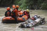 Petugas Badan Penanggulangan Bencana Daerah (BPBD) berusaha membersihkan aliran Sungai Cibanten dari sampah saat aksi bersih-bersih sungai di Kota Serang, Banten, Senin (28/7/2025). Aksi pembersihan Sungai Cibanten yang difokuskan di wilayah Kecamatan Serang sepanjang sekitar enam kilometer tersebut melibatkan Pemerintah Provinsi Banten, Pemerintah Kota Serang, relawan, pelajar, serta warga sebagai upaya meningkatkan kesadaran masyarakat akan pentingnya menjaga kebersihan lingkungan sekaligus memperingati Hari Sungai Nasional. ANTARA FOTO/Angga Budhiyanto/gp