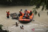 Petugas Badan Penanggulangan Bencana Daerah (BPBD) berusaha membersihkan aliran Sungai Cibanten dari sampah saat aksi bersih-bersih sungai di Kota Serang, Banten, Senin (28/7/2025). Aksi pembersihan Sungai Cibanten yang difokuskan di wilayah Kecamatan Serang sepanjang sekitar enam kilometer tersebut melibatkan Pemerintah Provinsi Banten, Pemerintah Kota Serang, relawan, pelajar, serta warga sebagai upaya meningkatkan kesadaran masyarakat akan pentingnya menjaga kebersihan lingkungan sekaligus memperingati Hari Sungai Nasional. ANTARA FOTO/Angga Budhiyanto/gp