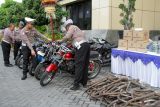 Petugas Kepolisian menata kendaraan hasil penindakan Operasi Patuh Semeru 2025 di Polresta Sidoarjo, Jawa Timur, Senin (28/7/2025). Satlantas Polresta Sidoarjo selama 14 hari pelaksanaan Operasi Patuh Semeru 2025 berhasil menindak 38.272 pengendara dengan menerbitkan 11.425 tilang manual, menjadikan Sidoarjo sebagai salah satu daerah dengan jumlah penindakan tilang manual tertinggi di Jawa Timur. Antara Jatim/Umarul Faruq