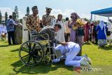 Pamong Praja Muda bersujud dihadapan keluarganya usai mengikuti upacara pelantikan Pamong Praja Muda di Kampus IPDN, Jatinangor, Kabupaten Sumedang, Jawa Barat, Senin (28/7/2025). Menteri Dalam Negeri Tito Karnavian melantik 1.110 Pamong Praja Muda Angkatan XXXII Tahun 2025 yang nantinya akan ditugaskan ke berbagai wilayah di Indonesia. ANTARA FOTO/Raisan Al Farisi/agr
