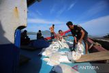 Pekerja memuat bantuan pangan beras ke kapal nelayan di pelabuhan lama penyeberangan Ulee Lheue, Banda Aceh, Aceh, Senin (28/7/2025).Perum Bulog Aceh mengapalkan bantuan pangan beras sebanyak 13 ton menggunanakan kapal nelayan ke  wilayah terluar kecamatan Pulau Aceh, kabupaten Aceh Besar, untuk disalurkan kepada sebanyak  667 Penerima Bantuan Pangan (PBP) yang tersebar di 17  gampong (desa) periode Juni dan Juli 2025.  ANTARA FOTO/Ampelsa.