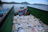 Pekerja memuat bantuan pangan beras ke kapal nelayan di pelabuhan lama penyeberangan Ulee Lheue, Banda Aceh, Aceh, Senin (28/7/2025).Perum Bulog Aceh mengapalkan bantuan pangan beras sebanyak 13 ton menggunanakan kapal nelayan ke  wilayah terluar kecamatan Pulau Aceh, kabupaten Aceh Besar, untuk disalurkan kepada sebanyak  667 Penerima Bantuan Pangan (PBP) yang tersebar di 17  gampong (desa) periode Juni dan Juli 2025.  ANTARA FOTO/Ampelsa.
