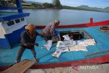 Pekerja memuat bantuan pangan beras ke kapal nelayan di pelabuhan lama penyeberangan Ulee Lheue, Banda Aceh, Aceh, Senin (28/7/2025).Perum Bulog Aceh mengapalkan bantuan pangan beras sebanyak 13 ton menggunanakan kapal nelayan ke  wilayah terluar kecamatan Pulau Aceh, kabupaten Aceh Besar, untuk disalurkan kepada sebanyak  667 Penerima Bantuan Pangan (PBP) yang tersebar di 17  gampong (desa) periode Juni dan Juli 2025.  ANTARA FOTO/Ampelsa.