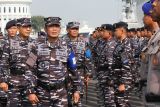 Panglima Koarmada RI Laksdya TNI Denih Hendrata (kedua kiri) didampingi Panglima Koarmada II Laksda TNI I.G.P. Alit Jaya (kiri) menginspeksi pasukan saat apel gelar pasukan Latihan Penyiapan Latihan Kesiapsiagaan Operasional (LKO) TA. 2025 di Koarmada II, Surabaya, Jawa Timur, Senin (28/7/2025). Koarmada RI menggelar latihan itu dengan melibatkan satuan-satuan dari Koarmada II, Puspenerbal, Lantamal V, KPLP, Basarnas dan Ditpolairud Polda Jawa Timur dengan tujuan meningkatkan kesiapsiagaan unsur TNI AL dalam merespon situasi darurat di laut, menguji prosedur komunikasi, koordinasi dan interoperabilitas antar instansi serta melatih keterampilan teknis dalam operasi SAR laut terpadu. ANTARA Jatim/Didik Suhartono/mas.