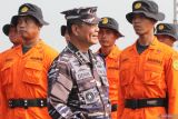 Panglima Koarmada RI Laksdya TNI Denih Hendrata (tengah) menginspeksi pasukan saat apel gelar pasukan Latihan Penyiapan Latihan Kesiapsiagaan Operasional (LKO) TA. 2025 di Koarmada II, Surabaya, Jawa Timur, Senin (28/7/2025). Koarmada RI menggelar latihan itu dengan melibatkan satuan-satuan dari Koarmada II, Puspenerbal, Lantamal V, KPLP, Basarnas dan Ditpolairud Polda Jawa Timur dengan tujuan meningkatkan kesiapsiagaan unsur TNI AL dalam merespon situasi darurat di laut, menguji prosedur komunikasi, koordinasi dan interoperabilitas antar instansi serta melatih keterampilan teknis dalam operasi SAR laut terpadu. ANTARA Jatim/Didik Suhartono/mas.