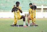 Pesepak bola asal Bissau-Guinea Joao Pereira Albertine (kiri) mengikuti latihan bersama Madura United di Stadion Gelora Bangkalan, Bangkalan, Jawa Timur, Senin (28/7/2025). Tim Laskar Sape Kerrab merekrut tiga pemain asing baru yakni Joao Pereira Albertine, Roger Bonet, dan Valeriy Gryshyn untuk mengikuti kompetisi sepak bola Super League 2025/2026. Antara Jatim/Rizal Hanafi/um