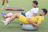 Pesepak bola asal Spanyol Roger Bonet (kanan) mengikuti latihan bersama Madura United di Stadion Gelora Bangkalan, Bangkalan, Jawa Timur, Senin (28/7/2025). Tim Laskar Sape Kerrab merekrut tiga pemain asing baru yakni Joao Pereira Albertine, Roger Bonet, dan Valeriy Gryshyn untuk mengikuti kompetisi sepak bola Super League 2025/2026. Antara Jatim/Rizal Hanafi/um