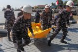 Sejumlah personel TNI Angkatan Laut  membawa korban kebakaran kapal untuk dievakuasi ke KRI Makassar-590 saat simulasi penanggulangan dan penanganan korban kebakaran kapal di Koarmada II, Surabaya, Jawa Timur, Selasa (29/7/2025). Simulasi itu merupakan praktek dari Latihan Kesiapsiagaan Operasional (LKO) TA. 2025 yang digelar Koarmada RI dengan melibatkan satuan dari Koarmada II, Puspenerbal, Lantamal V, KPLP, Basarnas dan Ditpolairud Polda Jawa Timur guna meningkatkan kesiapsiagaan dalam merespon situasi darurat di laut, menguji prosedur komunikasi, koordinasi dan interoperabilitas antarinstansi serta melatih keterampilan teknis dalam operasi SAR laut terpadu. Antara Jatim/Didik Suhartono/um