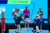 Pembalap Swatt Club Italia Francesco Carollo bersama pembalap Madar Pro Cycling Team Youcef Meijers (kiri) dan Victoria Sports Pro Cycling Jeroen Meijers (kanan) menaiki podium usai memenangi kompetisi balap sepeda interntional Tour de Banyuwangi Ijen (TdBI) 2025 di Banyuwangi, Jawa Timur, Selasa (29/7/2025). Ajang Balap sepeda dunia TDBI 2025 etape kedua menempuh rute jalan datar dan tanjakan serta jalan paving itu di menangkan oleh Francesco Corollo dengan catatan waktu 3 jam 46 menit 41 detik. Antara Jatim/Budi Candra Setya/um 