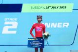 Pembalap ASC Monster Indonesia Syelhan Nurahmat foto diatas podium dengan mengenakan Jersi merah (Banyuwangi Reborn jersey) usai menjalani etape kedua kompetisi balap sepeda interntional Tour de Banyuwangi Ijen (TdBI) 2025 di Banyuwangi, Jawa Timur, Selasa (29/7/2025). Syelhan Nurahmat berhasil mendapatkan jersey merah (Best Indonesian Rider) karena memiliki catatan waktu terbaik sejak etape pertama 125,5 kilometer dan etape kedua 158,8 kilometer dengan akumulasi waktu 6 jam 28 menit 13 detik. Antara Jatim/Budi Candra Setya/um 
