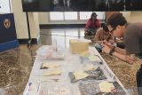 Polisi menampilkan barang bukti terkait kematian diplomat muda Kemlu