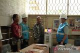 General Manager PT PLN (Persero) Unit Induk Distribusi Kalimantan Selatan dan Kalimantan Tengah, Iwan Soelistijono (paling kanan) saat menjelaskan cara penggunaan Solusi Energi Surya Inovasi (SuperSUN) kepada staf pengajar di SD Negeri Penda Barania 1, Kecamatan Kahayan Tengah, Kabupaten Pulang Pisau, Provinsi Kalimantan Tengah beberapa waktu lalu. Sekolah yang berjarak sekitar 11,1 kilometer dari Kota Palangka Raya didukung aliran listrik pasokan SuperSUN dengan kapasitas setara 1.300 kVA yang menjadi tumpuan baru bagi aktivitas belajar-mengajar di sekolah dasar tersebut.
