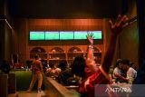 Warga menyaksikan final Piala AFF U-23 antara Tim Nasional Indonesia melawan Vietnam melalui layar saat acara nonton bareng di Ludo Cafe, Bandung, Jawa Barat, Selasa (29/7/2025). Nonton bareng Timnas Indonesia U-23 melawan Vietnam U-23 tersebut dihadiri ratusan warga Kota Bandung. ANTARA FOTO/Raisan Al Farisi/agr