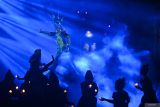 Seniman menampilkan tarian kreasi saat penutupan Festival Seni Bali Jani 2025 di Denpasar, Bali, Senin (28/7/2025). Festival tersebut ditutup setelah menampilkan berbagai lomba, parade, lokakarya dan pergelaran kesenian modern, kontemporer serta seni inovatif. ANTARA FOTO/Fikri Yusuf/wsj.