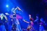 Seniman menampilkan tarian kreasi saat penutupan Festival Seni Bali Jani 2025 di Denpasar, Bali, Senin (28/7/2025). Festival tersebut ditutup setelah menampilkan berbagai lomba, parade, lokakarya dan pergelaran kesenian modern, kontemporer serta seni inovatif. ANTARA FOTO/Fikri Yusuf/wsj.
