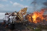 Umat Hindu membakar sarana upacara saat rangkaian upacara Baligia Bukhur di Pantai Masceti, Gianyar, Bali, Senin (28/7/2025). Upacara yang digelar Puri Saren Kangin Keramas tersebut dilakukan setelah upacara pelebon atau ngaben berskala besar terhadap tokoh puri setempat yang terakhir kali dilaksanakan pada tahun 1995 itu untuk penyucian terhadap roh leluhur atau keluarga yang telah meninggal dunia supaya mendapatkan tempat yang lebih baik di alam baka. ANTARA FOTO/Nyoman Hendra Wibowo/wsj.