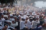 Umat Hindu melaksanakan persembahyangan saat rangkaian upacara Baligia Bukhur di Pantai Masceti, Gianyar, Bali, Senin (28/7/2025). Upacara yang digelar Puri Saren Kangin Keramas tersebut dilakukan setelah upacara pelebon atau ngaben berskala besar terhadap tokoh puri setempat yang terakhir kali dilaksanakan pada tahun 1995 itu untuk penyucian terhadap roh leluhur atau keluarga yang telah meninggal dunia supaya mendapatkan tempat yang lebih baik di alam baka. ANTARA FOTO/Nyoman Hendra Wibowo/wsj.