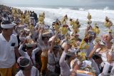 Umat Hindu membawa sarana upacara saat rangkaian upacara Baligia Bukhur di Pantai Masceti, Gianyar, Bali, Senin (28/7/2025). Upacara yang digelar Puri Saren Kangin Keramas tersebut dilakukan setelah upacara pelebon atau ngaben berskala besar terhadap tokoh puri setempat yang terakhir kali dilaksanakan pada tahun 1995 itu untuk penyucian terhadap roh leluhur atau keluarga yang telah meninggal dunia supaya mendapatkan tempat yang lebih baik di alam baka. ANTARA FOTO/Nyoman Hendra Wibowo/wsj.