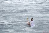 Umat Hindu membawa sarana upacara ke tengah laut saat rangkaian upacara Baligia Bukhur di Pantai Masceti, Gianyar, Bali, Senin (28/7/2025). Upacara yang digelar Puri Saren Kangin Keramas tersebut dilakukan setelah upacara pelebon atau ngaben berskala besar terhadap tokoh puri setempat yang terakhir kali dilaksanakan pada tahun 1995 itu untuk penyucian terhadap roh leluhur atau keluarga yang telah meninggal dunia supaya mendapatkan tempat yang lebih baik di alam baka. ANTARA FOTO/Nyoman Hendra Wibowo/wsj.