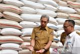 Wali Kota Bogor Dedie Rachim (kiri) bersama Kepala Kantor Cabang Bulog Dramaga Ilhamsyah (kanan) mengecek beras Bulog saat kunjungan ke komplek pergudangan Bulog, Dramaga, Kabupaten Bogor, Jawa Barat, Senin (28/7/2025). Kunjungan tersebut dilakukan untuk memastikan ketersediaan stok pangan khususnya beras guna mendukung program bantuan pangan bagi masyarakat Kota Bogor yang jumlahnya sekitar 800 ton yang sudah mulai disalurkan dan ditargetkan rampung pada pertengahan Agustus 2025. ANTARA Megapolitan/Arif Firmansyah.