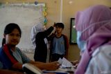 Petugas mengukur ketinggian siswa dalam rangkaian kegiatan program Pemeriksaaan Kesehatan Gratis (PKG) Sekolah di SDN 03 Rejoagung, Tulungagung, Jawa Timur, Rabu (30/7/2025). Pelaksanaan PKG yang menyasar seluruh siswa mulai tingkat SD hingga SMA sederajat serta anak usia 7-17 tahun itu merupakan bagian dari program Quick Win pemerintah guna mendukung misi Asta Cita pembangunan sumber daya manusia unggul. Antara Jatim/Destyan Sujarwoko/um