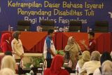 Sejumlah peserta mempraktekkan bahasa isyarat saat pelatihan keterampilan dasar bahasa isyarat penyandang disabilitas tuli di Kota Kediri, Jawa Timur, Rabu (30/7/2025). Pelatihan yang diselenggarakan pemerintah daerah setempat bersama Dewan Pengurus Daerah Gerakan untuk Kesejahteraan Tunarungu Indonesia (DPD Gerkatin) tersebut diikuti oleh 150 tenaga kesehatan dari rumah sakit pemerintah dan swasta, klinik, dan laboratorium kesehatan sebagai upaya memaksimalkan pelayanan kesehatan kepada penyandang disabilitas bisu tuli. Antara Jatim/Prasetia Fauzani/um