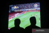 Siluet warga menyaksikan pertandingan final Piala AFF U-23 2025 antara Timnas Indonesia melawan Vietnam yang disiarkan melalui layar videotron di Taman Elektrik, Kota Tangerang, Banten, Selasa (29/7/2025). Pemerintah Kota Tangerang menggelar nonton bareng sebagai bentuk dukungan kepada Timnas Indonesia yang dihadiri ratusan warga. ANTARA FOTO/Putra M. Akbar/gp
