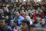 Warga meluapkan kekecewaannya saat menyaksikan pertandingan final Piala AFF U-23 2025 antara Timnas Indonesia melawan Vietnam yang disiarkan melalui layar videotron di Taman Elektrik, Kota Tangerang, Banten, Selasa (29/7/2025). Pemerintah Kota Tangerang menggelar nonton bareng sebagai bentuk dukungan kepada Timnas Indonesia yang dihadiri ratusan warga. ANTARA FOTO/Putra M. Akbar/gp