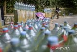 Warga mengangkut galon berisi air bersih di Gunung Batur, Kota Cilegon, Banten, Selasa (29/7/2025). Warga setempat kesulitan mendapatkan air bersih sejak sepekan terakhir karena musim kemarau sehingga terpaksa berjalan kaki sekitar satu kilometer dari permukiman kampung untuk mendapatkan sumber mata air di Gunung Batur guna memenuhi kebutuhan air sehari-hari. ANTARA FOTO/Muhammad Bagus Khoirunas/gp