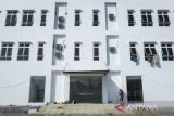 Pekerja menyapu lantai saat proses renovasi bangunan untuk sekolah rakyat di Asrama UPTD Latihan Kerja Provinsi Banten, Jelupang, Kota Tangerang Selatan, Banten, Rabu (30/7/2025). Dinas Sosial Provinsi Banten menyatakan sekolah rakyat yang nantinya menampung 150 pelajar tingkat SMA tersebut tahap pembangunannya sudah mencapai 80 persen dan ditargetkan mulai beroperasi pada Agustus 2025. ANTARA FOTO/Putra M. Akbar/gp