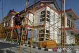 Pekerja menaiki perancah saat proses renovasi bangunan untuk sekolah rakyat di Asrama UPTD Latihan Kerja Provinsi Banten, Jelupang, Kota Tangerang Selatan, Banten, Rabu (30/7/2025). Dinas Sosial Provinsi Banten menyatakan sekolah rakyat yang nantinya menampung 150 pelajar tingkat SMA tersebut tahap pembangunannya sudah mencapai 80 persen dan ditargetkan mulai beroperasi pada Agustus 2025. ANTARA FOTO/Putra M. Akbar/gp