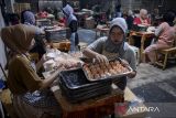 Pekerja meletakan adonan dimsum ke loyang di Griya Dimsum Bunda Imoet, Ciputat, Kota Tangerang Selatan, Banten, Rabu (30/7/2025). Kementerian Usaha Mikro Kecil dan Menengah (UMKM) menyatakan hingga semester I-2025 sebanyak satu juta dari target 1,2 juta UMKM naik kelas dari level usaha mikro ke kecil dan dari usaha kecil ke menengah berkat program Kredit Usaha Rakyat (KUR) yang memberi dampak positif dalam mendukung perekonomian rakyat. ANTARA FOTO/Putra M. Akbar/gp