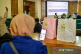 Peserta mengikuti pelatihan keamanan siber di Aula Bung Hatta Gedung Dinas Koperasi dan UMKM Kota Bandung, Jawa Barat, Rabu (30/7/2025). Pelatihan keamanan siber yang digelar oleh Koperasi Basis dan Dinas Koperasi dan UMKM Kota Bandung tersebut diikuti oleh 75 pelaku UMKM di Bandung Raya guna memberikan kiat-kiat perlindungan digital agar terhindar dari kejahatan siber bagi pelaku usaha kecil yang menjual produknya secara daring. ANTARA FOTO/Raisan Al Farisi/agr